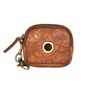 Kleine Karabiner Beuteltasche  Apache Leder, Brandy Braun, mit kleinen Pfoten&Herzprägungen. Der Beutel besitzt ein Reißverschlussfach mit Metallöse zur Entnahme von Hundekotbeuteln.