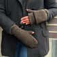 Nahaufnahme Hände: Model präsentiert Fäustlinge, Handstulpen mit Fingerkappe aus Schurwolle in Graubraun.