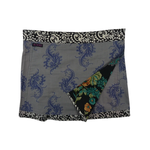Ein Minirock, Wenderock aus Baumwolle Grau mit Paisley in Blau
