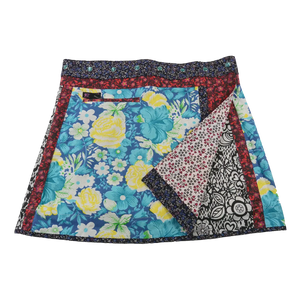 Wenderock aus Baumwolle mit kleinem Einsteckfach vorne. Umfang ist einstellbar mit gläsernen Druckknöpfen am Rockbund. Muster und Farbenmix.