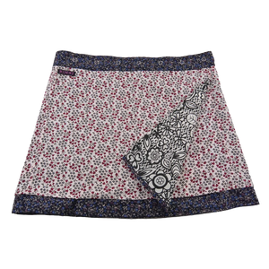 Wenderock aus Baumwolle mit kleinem Einsteckfach vorne. Umfang ist einstellbar mit Druckknöpfen am Rockbund. Muster und Farbenmix.