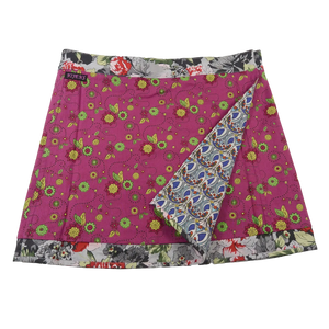 Wenderock aus Baumwolle Blumenmuster/pink mit kleinem Einsteckfach vorne. Umfang ist einstellbar mit gläsernen Druckknöpfen am Rockbund. Muster und FarbenMix.