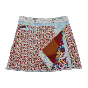 Wenderock aus Baumwolle mit Jugendstilmuster/Rot mit kleinem Einsteckfach vorne. Umfang ist einstellbar mit gläsernen Druckknöpfen am Rockbund. Muster und Farbenmix.