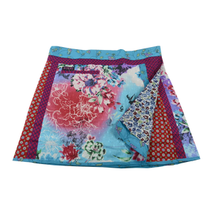 Wenderock aus Baumwolle mit Blumenmotiven (Hellblau, Rosa) mit kleinem Einsteckfach vorne. Umfang ist einstellbar mit gläsernen Druckknöpfen am Rockbund. Muster und Farbenmix.
