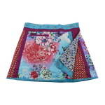 Wenderock aus Baumwolle mit Blumenmotiven (Hellblau, Rosa) mit kleinem Einsteckfach vorne. Umfang ist einstellbar mit gläsernen Druckknöpfen am Rockbund. Muster und Farbenmix.