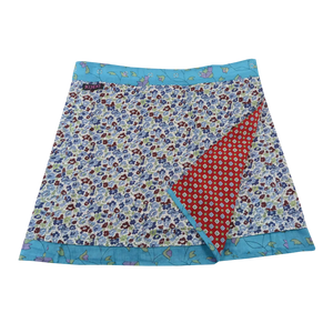 Wenderock aus Baumwolle mit Blumenmustern. Umfang ist einstellbar mit Druckknöpfen am Rockbund. Muster und Farbenmix.