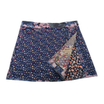 Wenderock aus Baumwolle mit Blumenmuster (Dunkelblau, Schwarz) mit kleinem Einsteckfach vorne. Umfang ist einstellbar mit gläsernen Druckknöpfen am Rockbund. Muster und Farbenmix.