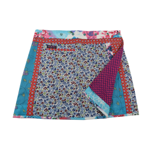 Wenderock aus Baumwolle mit Blumenmuster (Graublau, Türkis) mit kleinem Einsteckfach vorne. Umfang ist einstellbar mit gläsernen Druckknöpfen am Rockbund. Muster und Farbenmix.