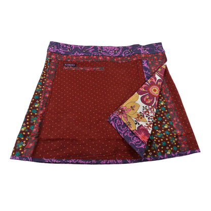 Wenderock aus Baumwolle mit Blumenmuster (bordeauxrot, violett) mit kleinem Einsteckfach vorne. Umfang ist einstellbar mit gläsernen Druckknöpfen am Rockbund. Muster und FarbenMix.