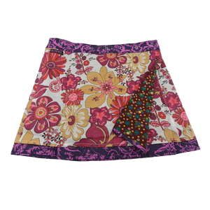 Wenderock aus Baumwolle mit Blumenmuster (weiß, bunt). Umfang ist einstellbar mit Druckknöpfen am Rockbund. Muster und Farbenmix.