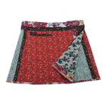Wenderock aus Baumwolle mit Blumenmuster (rot, weiß) mit kleinem Einsteckfach vorne. Umfang ist einstellbar mit gläsernen Druckknöpfen am Rockbund. Muster und Farbenmix.