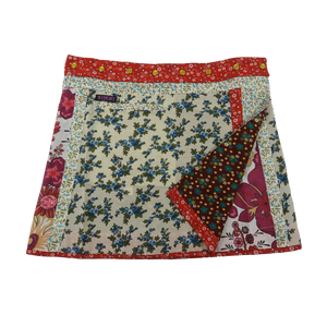 Wenderock aus Baumwolle mit Blumenmuster (weiß, rot) mit kleinem Einsteckfach vorne. Umfang ist einstellbar mit gläsernen Druckknöpfen am Rockbund. Muster und Farbenmix.