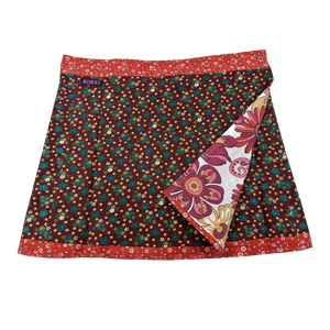 Wenderock aus Baumwolle mit Blumenmuster (dunkelrot). Umfang ist einstellbar mit Druckknöpfen am Rockbund. Muster und FarbenMix.