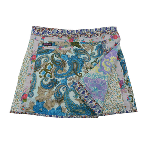 Wenderock aus Baumwolle mit Blumenmuster (weiß, hellblau) mit kleinem Einsteckfach vorne. Umfang ist einstellbar mit gläsernen Druckknöpfen am Rockbund. Muster und Farbenmix.