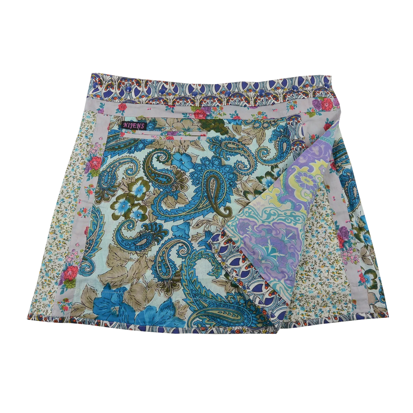 Wenderock aus Baumwolle mit Blumenmuster (weiß, hellblau) mit kleinem Einsteckfach vorne. Umfang ist einstellbar mit gläsernen Druckknöpfen am Rockbund. Muster und Farbenmix.