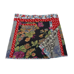 Wenderock aus Baumwolle mit Blumenmuster (Schwarz, Rot) mit kleinem Einsteckfach vorne. Umfang ist einstellbar mit gläsernen Druckknöpfen am Rockbund. Muster und FarbenMix.