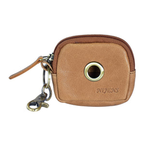 Kleine Beuteltasche aus Leder Karamell-Braun mit Öse und Karabiner. Eine große Öse (Messing) im vorderen Fach dient zur einfachen Entnahme von Hundekotbeutel.