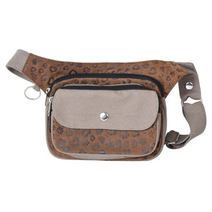 Gürteltasche, Gassi-Tasche Leder und Canvas mit kleinen Pfoten und Herzprägungen in Braun, Grau. Diese Gürteltasche hat zwei Reißverschlussfächer vorne sowie ein Einsteckfach, welches durch einen Überschlag mit Druckknopf verschlossen wird. Auf der hinteren Seite befindet sich ein weiteres Reißverschlussfach. An der Seite des Taschengurtes befindet sich ein kleiner Metallring, zum anhängen kleiner Beuteltaschen.