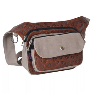 Frankfurt Gassi-Tasche aus Canvas und Echtleder in Braun-Brandy – Seitenansicht mit kleinen Pfoten&Herzprägungen.