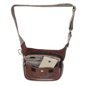 Frankfurt Gassi-Tasche aus Canvas und Echtleder in Braun-Brandy – Vorderansicht mit kleinen Pfoten&Herzprägungen. Handyfach.