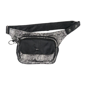 Gürteltasche, Gassi-Tasche aus wasserabweisendem Stoff Schwarz mit floralem Muster. Diese Gürteltasche hat zwei Reißverschlussfächer vorne sowie ein Einsteckfach, welches durch einen Überschlag mit Druckknopf und Klett verschlossen wird. Auf der hinteren Seite befindet sich ein weiteres Reißverschlussfach. An der Seite des Taschengurtes befindet sich ein kleiner Metallring, zum anhängen kleiner Beuteltaschen.