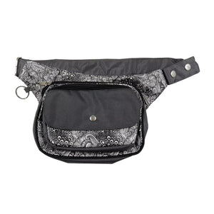 Gürteltasche, Gassi-Tasche aus wasserabweisendem Stoff Grau mit floralem Muster. Diese Gürteltasche hat zwei Reißverschlussfächer vorne sowie ein Einsteckfach, welches durch einen Überschlag mit Druckknopf und Klett verschlossen wird. Auf der hinteren Seite befindet sich ein weiteres Reißverschlussfach. An der Seite des Taschengurtes befindet sich ein kleiner Metallring, zum anhängen kleiner Beuteltaschen.