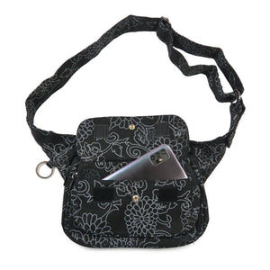 Gürteltasche, multifunktionale Gassentasche aus Canvas, schwarz, mit floralen Ornamenten. Auf der Vorderseite gibt es ein Einsteckfach, welches mit einem Druckknopf und Klett verschlossen wird.