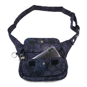 Gürteltasche, multifunktionale Gassentasche aus Canvas, Violett, mit floralen Ornamenten. Auf der Vorderseite gibt es ein Einsteckfach, welches mit einem Druckknopf und Klett verschlossen wird.