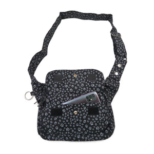 Hinteransicht: Gürteltasche, multifunktionale Gassentasche aus Canvas Schwarz und kleinem Pfoten Print. Auf der Vorderseite gibt es ein Einsteckfach, welches mit einem Druckknopf und Klett verschlossen wird.