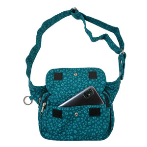 GĂŒrteltasche, multifunktionale Gassentasche aus Canvas TĂŒrkis mit kleinen Pfoten-Print. Auf der Vorderseite gibt es ein Einsteckfach, welches mit einem Druckknopf und Klett verschlossen wird.