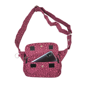Gürteltasche, multifunktionale Gassentasche aus Canvas Magenta mit kleinem Pfoten-Print. Auf der Vorderseite gibt es ein Einsteckfach, welches mit einem Druckknopf und Klett verschlossen wird.