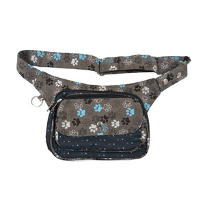 Bauchtasche, Gassi-Tasche aus Canvas Grau mit großem Pfoten-Print und einen Baumwollstoff Dunkelblau gemustert.