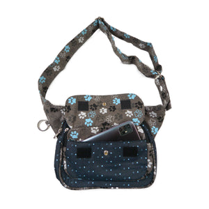 Bauchtasche, Gassi-Tasche aus Canvas Grau mit großem Pfoten-Print und einen Baumwollstoff Dunkelblau gemustert. Vorne gibt es ein Einsteckfach welches mit einem Druckknopf und Klett verschlossen wird.