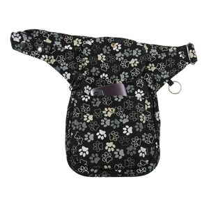 Gassi-Tasche, Hüfttasche aus Canvas Schwarz mit Hundepfoten Motiven. Ein aufgesetztes Einsteckfach mit Überlappung bietet Platz fürs Handy und wird mit einem Druckknopf verschlossen.