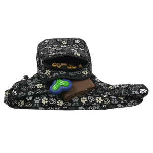 Gassi-Tasche, Hüfttasche aus Canvas Schwarz mit Hundepfoten Motiven. Zwei Reißverschlussfächer vorne bieten Platz für Lekerlis und Wertsachen.