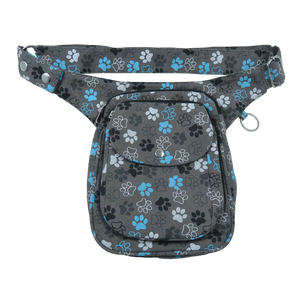 Gassi-Tasche, Hüfttasche aus Canvas Grau mit Hundepfoten Motiven. Zwei Reißverschlussfächer vorne und eines auf der Hinterseite. Ein aufgesetztes Einsteckfach mit Überlappung wird mit einem Druckknopf verschlossen. An der Seite gibt es einen Schlüßelring zum Anbringen von kleinen Beuteltaschen.
