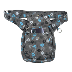 Gassi-Tasche, Hüfttasche aus Canvas Grau mit Hundepfoten Motiven. Ein aufgesetztes Einsteckfach mit Überlappung bietet Platz fürs Handy und wird mit einem Druckknopf verschlossen.