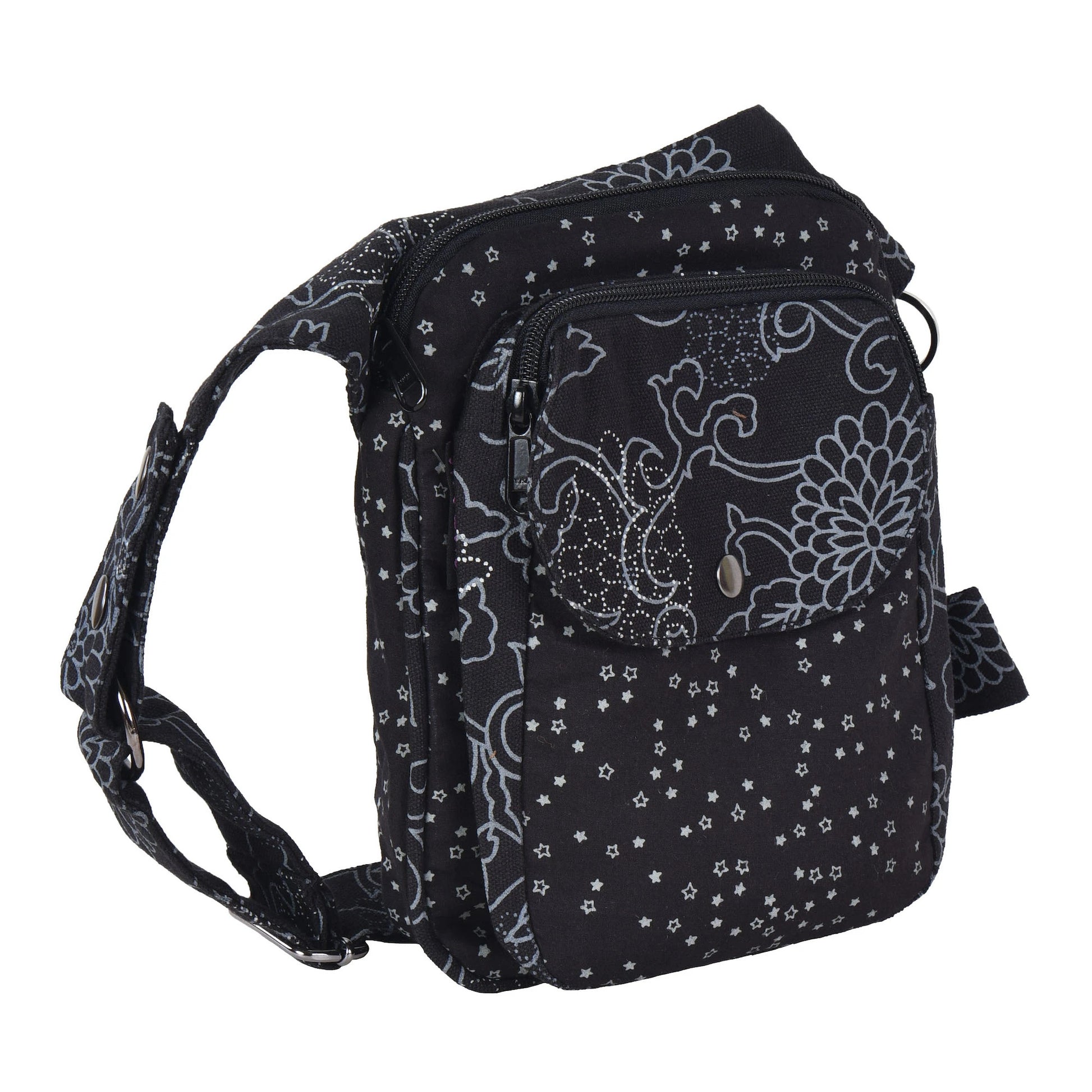 Gassi-Tasche, Gürteltasche aus Canvas mit weißen floralen Ornamenten und Sternen Motiven. Diese Tasche hat zwei Reißverschlussfächer vorne und ein Reißverschlussfach hinten. Das Einsteckfach für das Handy vorne wird durch einen Überschlag mit Druckknopf verschlossen.