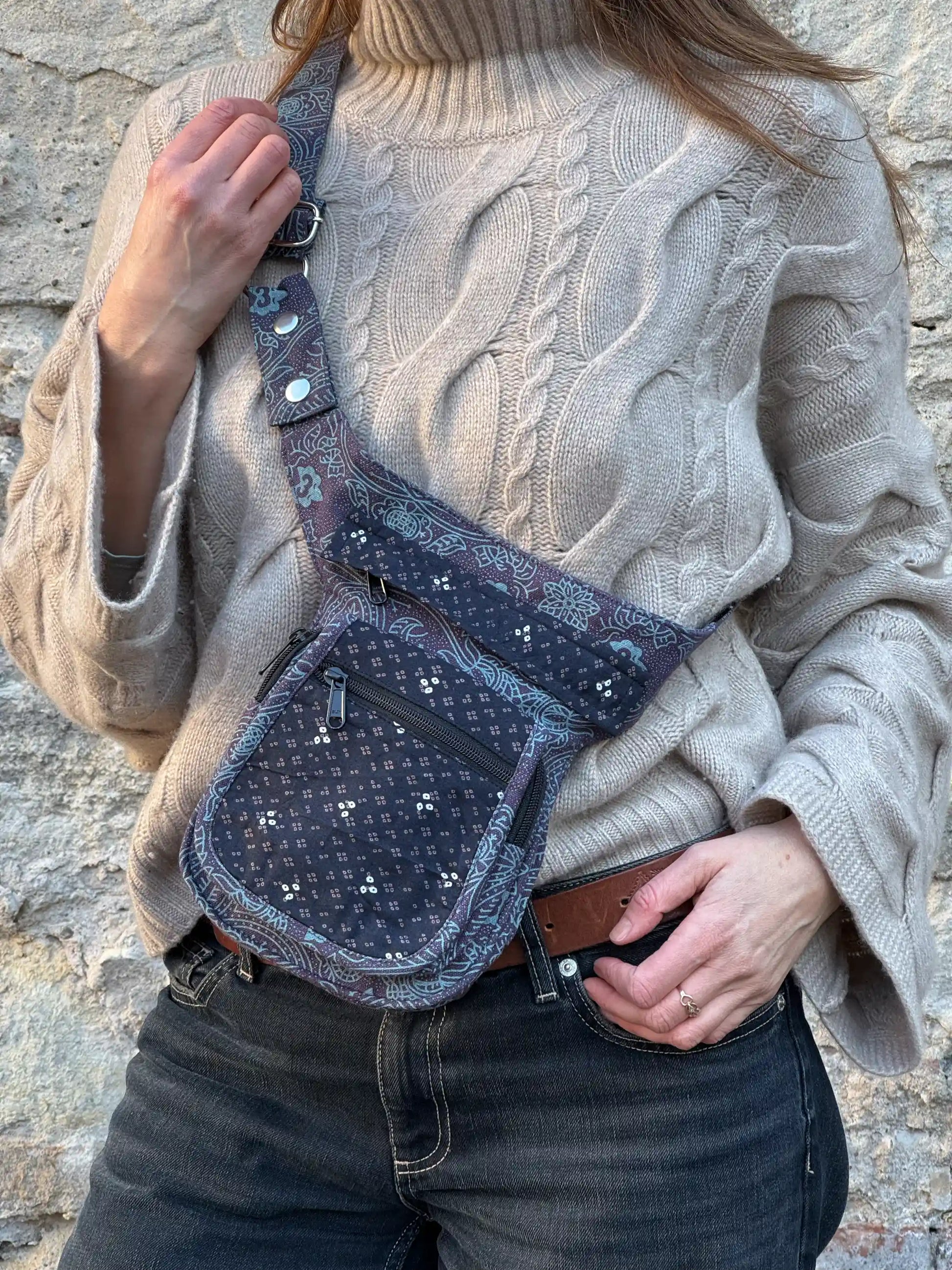 Nijens Bauchtasche Paris aus Baumwolle mit Ethno-Muster als Crossbody getragen, leichte Festival Tasche mit Reißverschlussfächern für Handy, Schlüssel und Geld