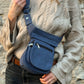 Nijens Bauchtasche Paris aus Baumwolle Jeans in Blau als Crossbody getragen, leichte Festival Tasche mit Reißverschlussfächern für Handy, Schlüssel und Geld