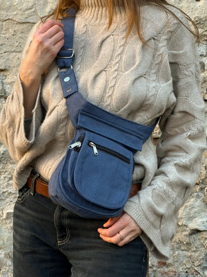 Nijens Bauchtasche Paris aus Baumwolle Jeans in Blau als Crossbody getragen, leichte Festival Tasche mit Reißverschlussfächern für Handy, Schlüssel und Geld