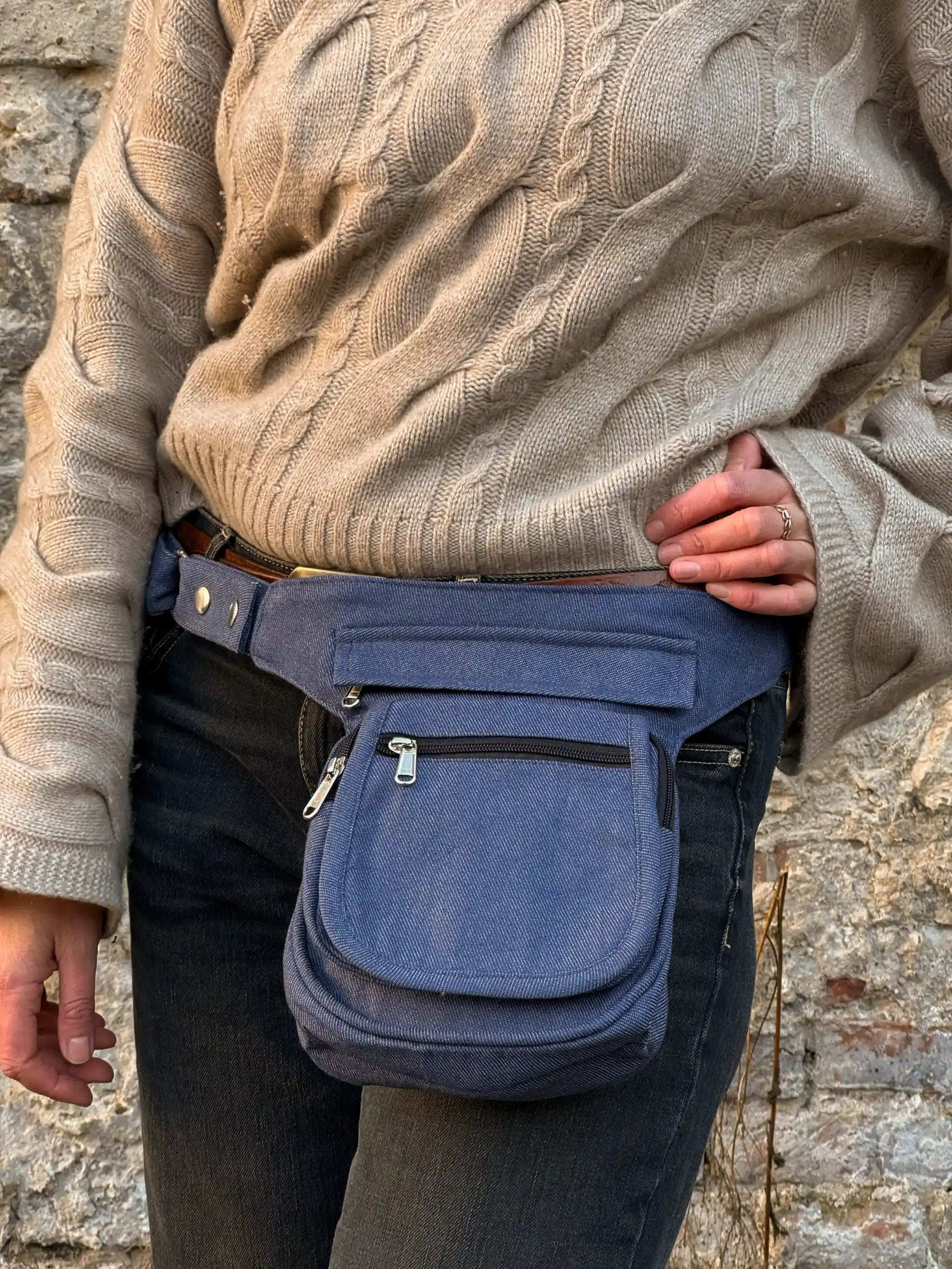 Nijens Bauchtasche Paris aus Baumwolle Jeans in Blau als Hüfttasche getragen, leichte Festival Tasche mit Reißverschlussfächern für Handy, Schlüssel und Geld