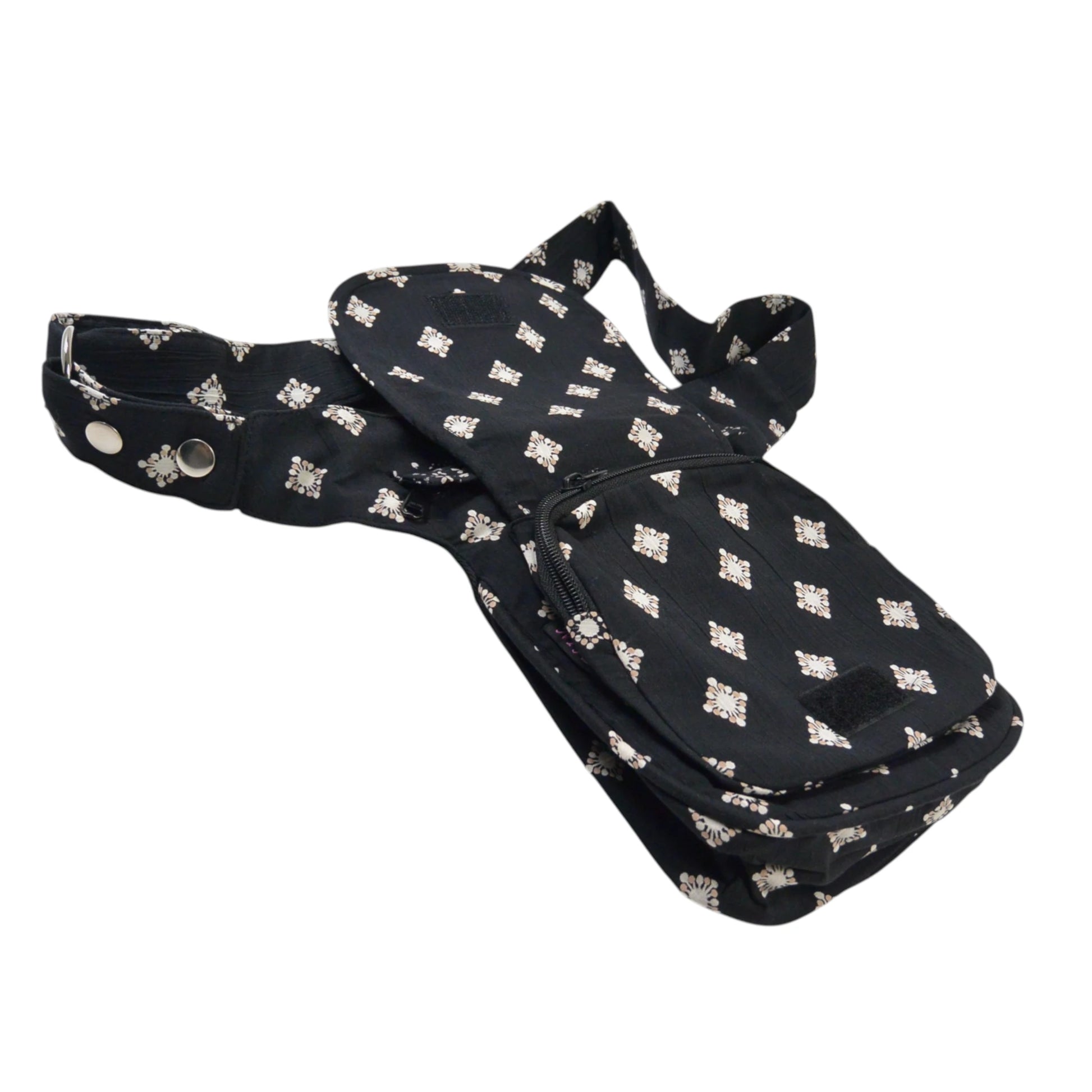 Nijens Bauchtasche Paris aus Baumwolle in Schwarz mit weißem Muster, leichte Festival Tasche mit Reißverschlussfächern und verstellbarem Gurt