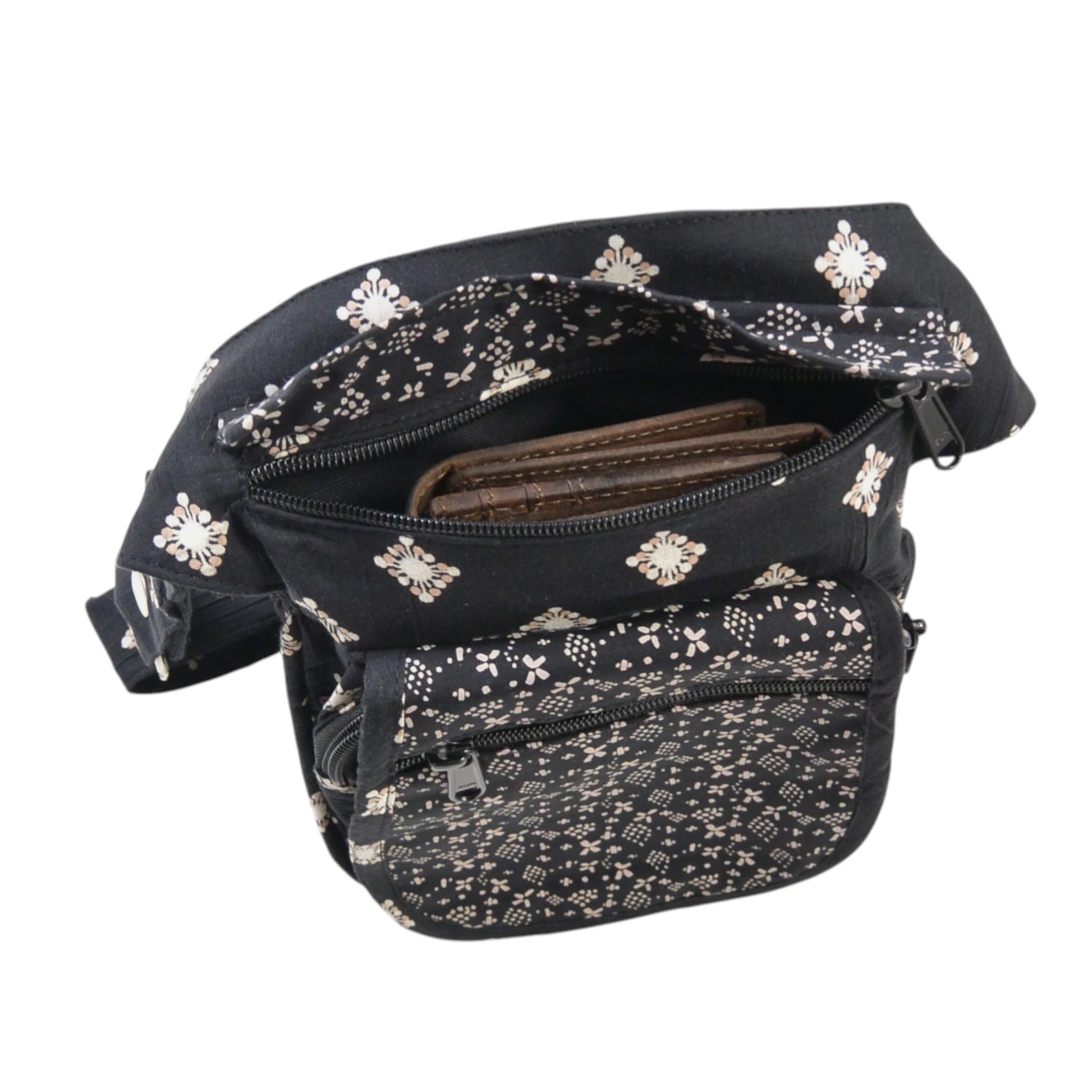 Nijens Bauchtasche Paris aus Baumwolle mit Ethno-Blumenmuster, geöffnetes Hauptfach mit Platz für Geldbörse und Alltagssachen