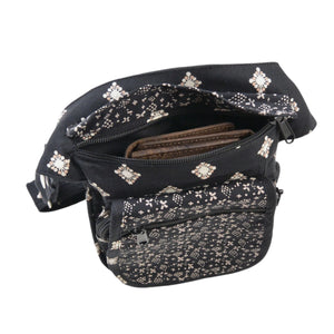 Nijens Bauchtasche Paris aus Baumwolle mit Ethno-Blumenmuster, geöffnetes Hauptfach mit Platz für Geldbörse und Alltagssachen