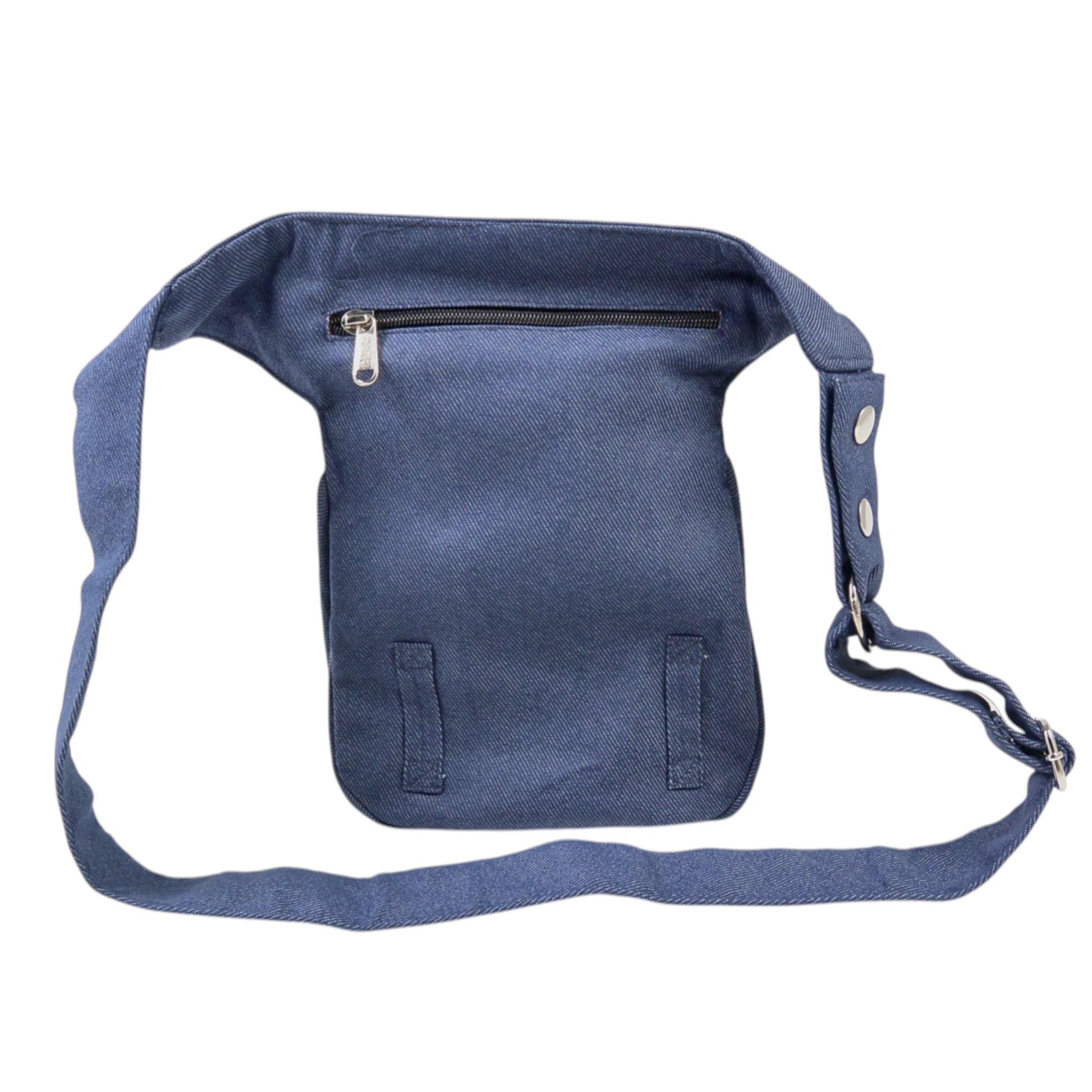 Nijens Bauchtasche Paris aus Baumwolle Jeans in Blau, leichte Festival Tasche mit Reißverschlussfächern für Handy, Schlüssel und Geld. Rückansicht.