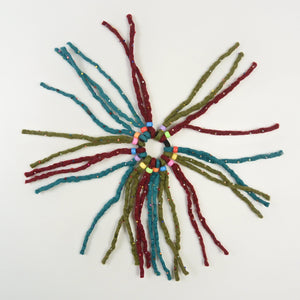 Handgefilzte Fransen-Haargummis aus Wolle Bunt