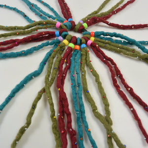 Handgefilzte Fransen-Haargummis aus Wolle Bunt mit Perlen