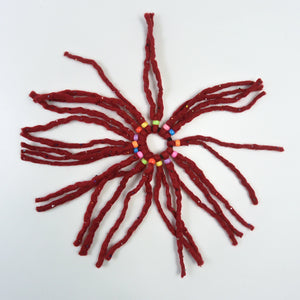 Haargummi mit langen dunkelroten Filzfransen und bunten Perlen, handgefertigt