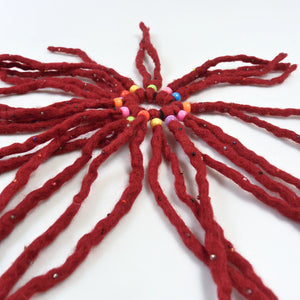 Haargummi mit langen dunkelroten Filzfransen und bunten Perlen